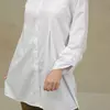 Подовжена біла сорочка з складками 230196-1, 56 (230196-1s56)