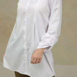 Подовжена біла сорочка з складками 230196-1, 58 (230196-1s56)