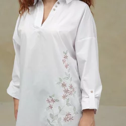 Біла блуза "Ніжні квіточки" 230191-1, 60-62 (230191-1s6062)