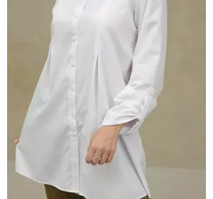 Подовжена біла сорочка з складками 230196-1, 62 (230196-1s62)